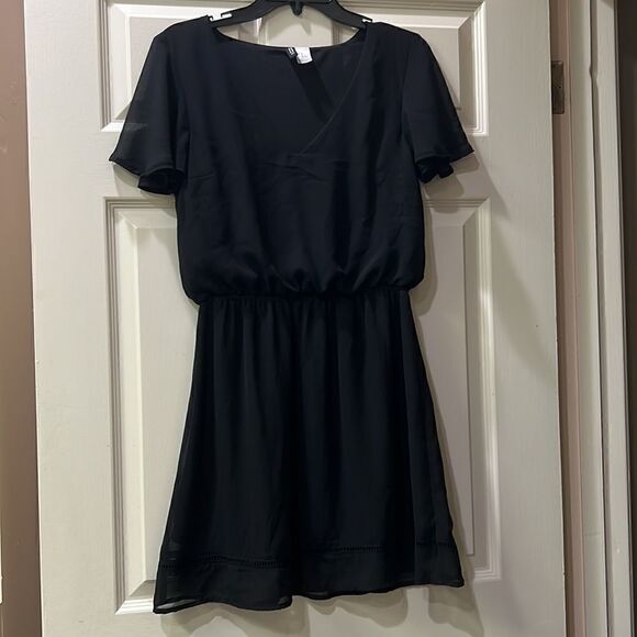 Elegant Divided H&M Black Mini Dress w Cinched Waist V-neck and Flutter Sleeves - Picture 10 of 10